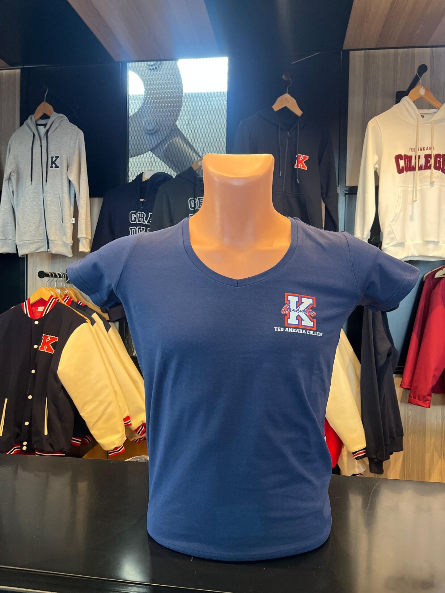 K LOGOLU LACİVERT V YAKA T-SHIRT