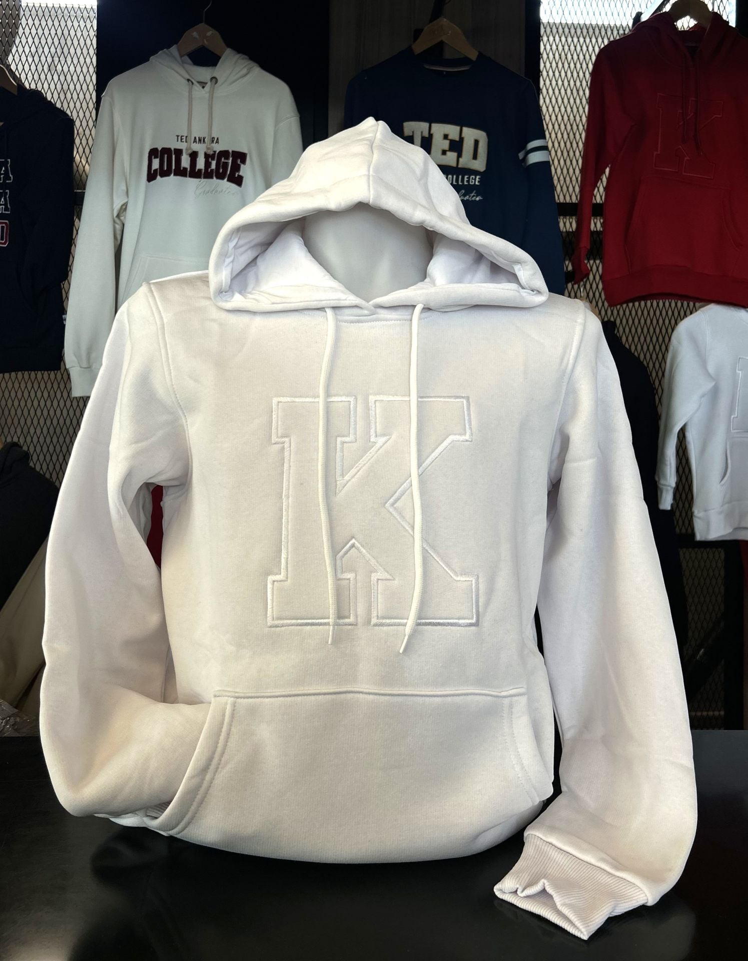K DOLGU LOGOLU BEYAZ HOODIE