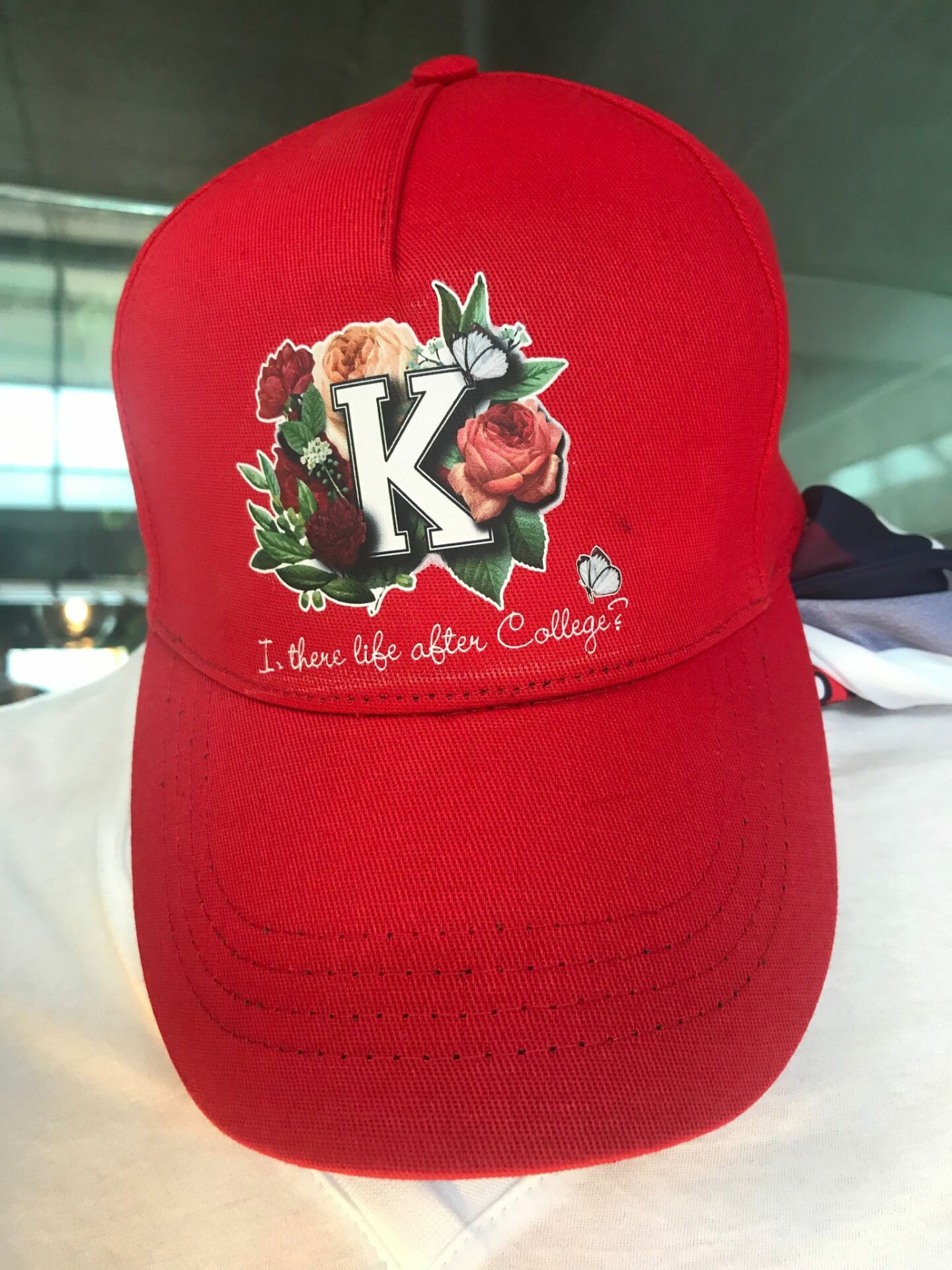 ÇİÇEKLİ K LOGOLU KIRMIZI ŞAPKA