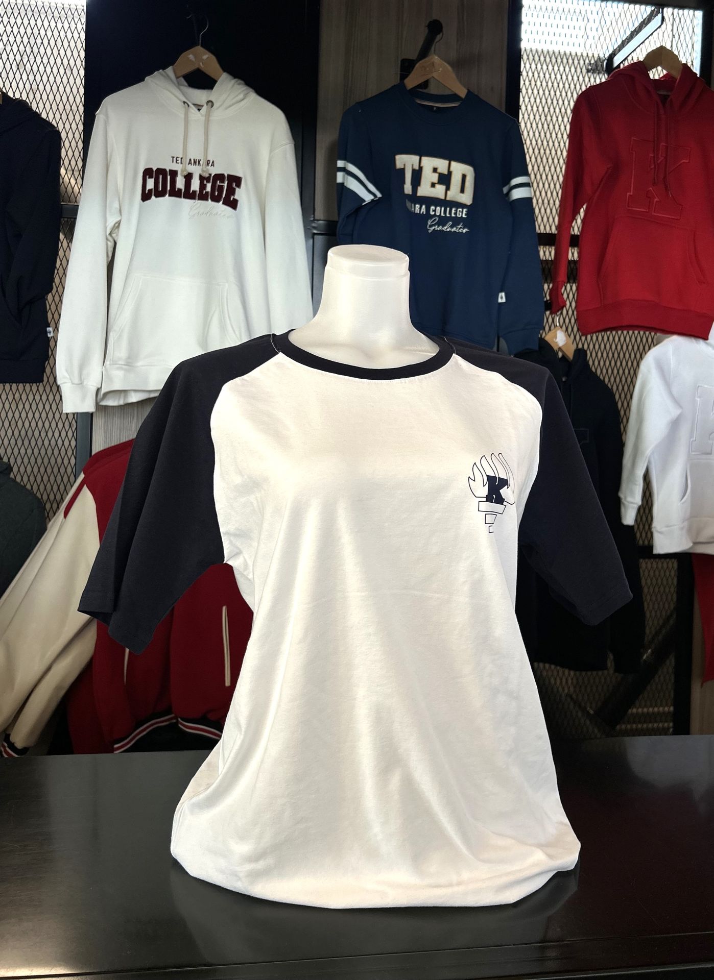 K MEŞALE LOGOLU BEYAZ T-SHIRT