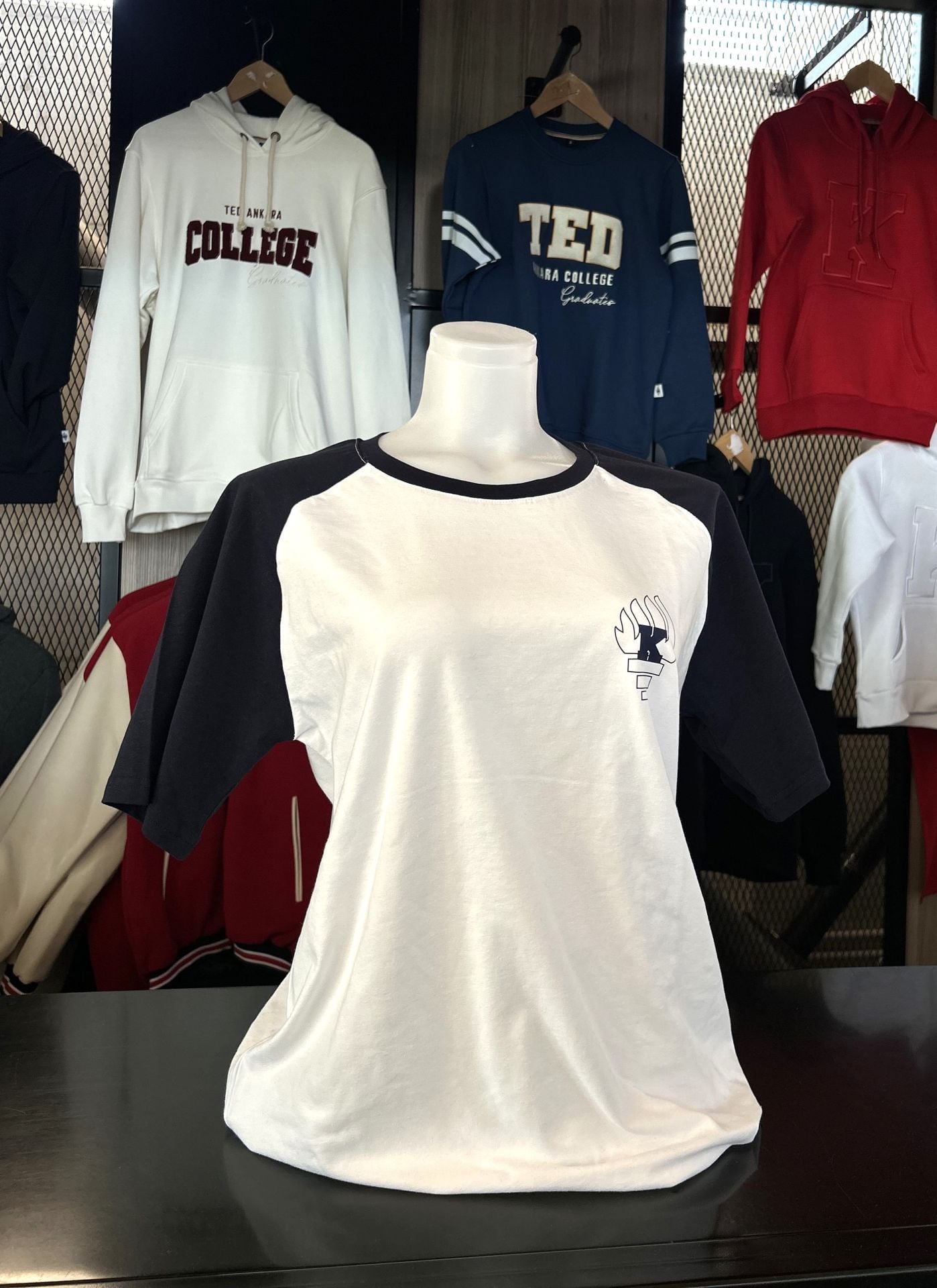 K MEŞALE LOGOLU BEYAZ T-SHIRT