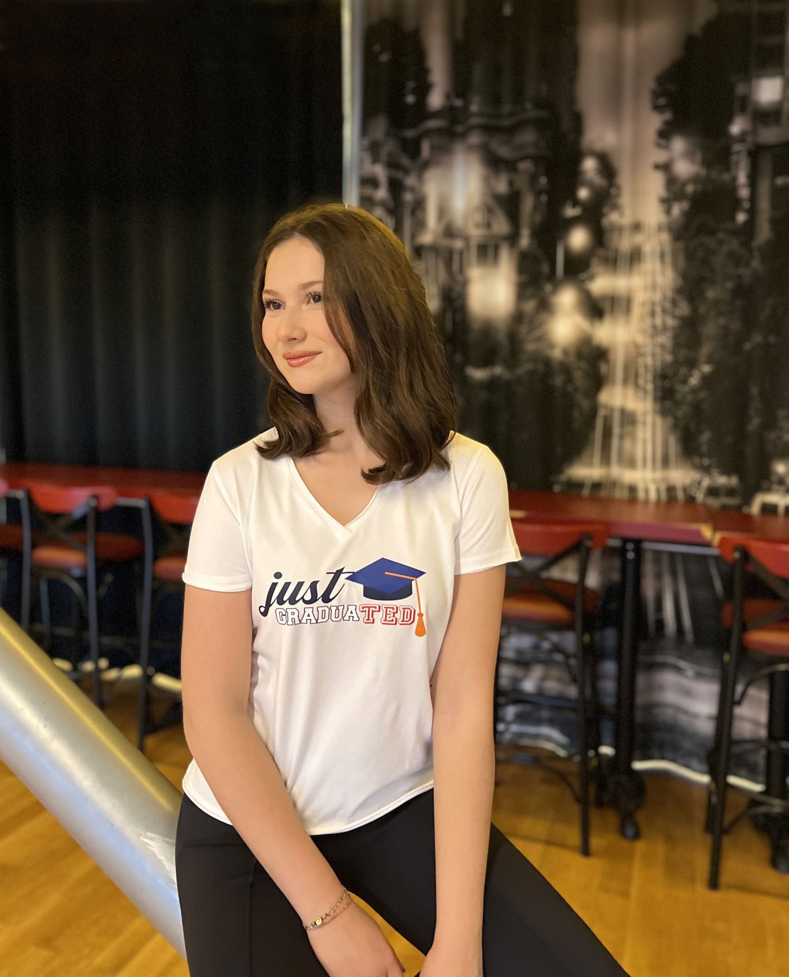 JUST GRADUATED V YAKA BEYAZ T-SHIRT