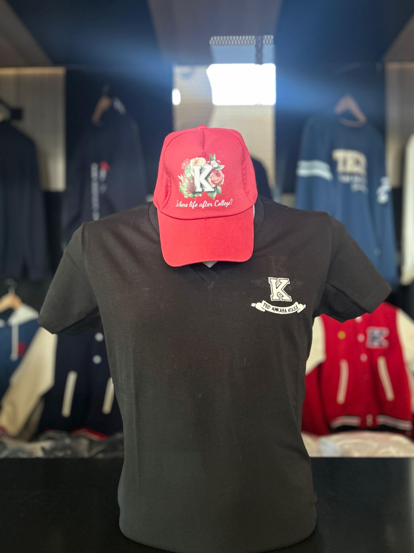 K LOGOLU SİYAH V YAKA T-SHIRT